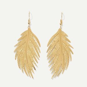 - 🆕 Gold Feather Shaped Drop Earrings